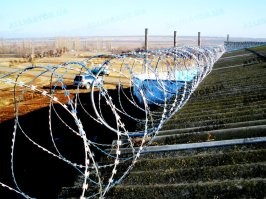 Мужичку надо разориться на пару бухт колючей проволоки. Два-три дня работы и усё будет хорошо.