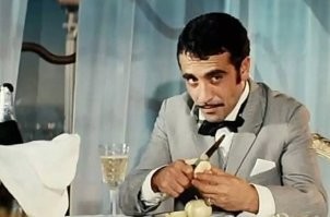 Актеров одели в огнеупорные костюмы. А машиниста поезда режиссер сыграл сам.

Автор,что-то не узнаЮ я Э.Кеосаяна в гриме.