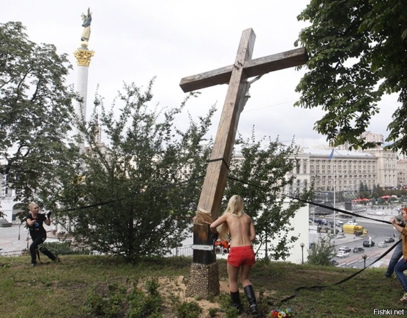 А ведь всё началось ещё в 2012 г., когда в центре Киева феменистки спилили поклонный крест.
Помните?