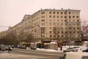 Я в такой "сталинке" жил. Потолки три с лишним метра, по коридору на велике катаешься, до унитаза в туалете идти надо. Всего три семьи. Комната по жилому метражу больше, чем моя однушка.