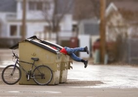 Сразу видно, баба с помойки, глючная потому и выкинули.