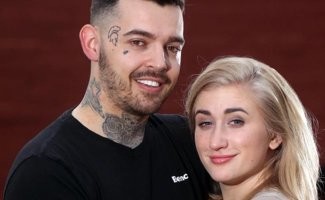 Это та неблагодарная мразина - хохлотварь, которая увела мужа из семьи. 

В британском Брэдфорде 29-летний охранник Тони Гарнетт (графство Уэст-Йоркшир)   отец двоих малолетних детей   ушел из семьи с украинской беженкой из Львова 22-летней Софией Каркадым спустя всего десять дней после того, как он и его супруга приняли ее у себя дома. Об этом сообщил таблоид The Sun.
Подробнее: