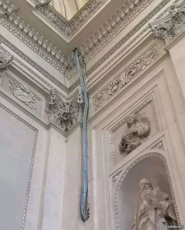 До кучи: Палермо, Кафедральный собор - чудо работа итальянских электриков. И эта... собор начали строить в 11 веке и обосрали в 21.