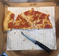Тебе вкусняшку оставили, а ты выделываешься, придурок. ))

"Моя девушка отрезает себе корочку с начинкой, а остальное бросает"