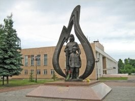 В Костроме вот памятник труженикам тыла. А этот где стоит? Пруфы в студию. Поиск по картинке ни чего не дал.