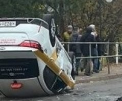 Педали он перепутал. 

Колесо на месте. 
Да и видно, как он направо выкручивал.