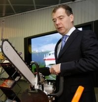 Жители Латвии пилят лавочки на дрова