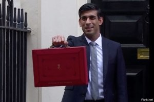 История двухлетней давности, он тут еще далеко не премьер. Но папка всю дорогу выглядит неестественно, после машины особенно. Кто и зачем пририсовал/перекрасил? Английский юмор