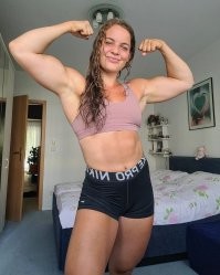 "фигура что надо"? 
хм..
автор, совсем не палишься: это не женщина, это конь.