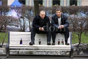 Реальные пацаны на страже лавочек...