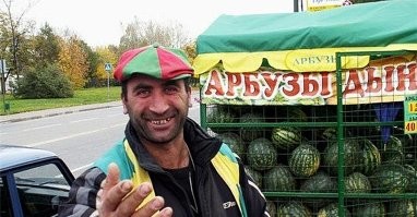 Во многих Штатах Америки, раньше были целые конкурсы, типо на самую здоровую тыкву, кабачок итд.. но с развитием химической промышленности, их либо упразднили, либо ввели там специальные тесты, похлеще чем у олимпийских спортсменов, так как многие не брезгуют ради мнимой популярности и поразительного успеха - пичкать свои плоды таким кол-вом добавок, что использовать их в питание - абсолютно нельзя. Иными словами, надо делить категории - "у меня по честному на грядке вырос такой вот плод" и "я вкачал в клубнику пол таблицы Менделеева и смотрите какой пипец вымахал".
Так то и в СССР, в 50-60 годах, были эксперименты нацеленные на повышение продуктивности СХК, и в рамках этих экспериментов даже обрабатывали стронцием побеги помидор и злаков, и получали какие-то просто безумные результаты по урожайности, но тем не менее от этого пришлось отказаться, так как и почва и сами плоды - просто были непригодны ни к употреблению человеком, ни для корма скота, ни для использование в переработке, из-за повышенной токсичности.
В общем глядя на такой плод, не надо умиляться "Чудесным дарам матушки природы", тут скорее всего результат безумного применения химической науки, нацеленной ровно на получение красивой внешней картинки.
Стоит вспомнить случай в Краснодарском крае, когда какие-то предприимчивые южане, начали выращивать и продавать на местных рынках красивые и сочные арбузы, которые по результатам лабораторных исследований прям сочились пестицидами, и прочими кашерными тяжёлыми металлами, и сами по себе представляли опасность для употребления во внутрь.