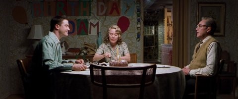 Ну, стоит так же заметить что и дома с ангарами, они строят из весьма хлипких конструкций. Не потому что идиоты, а потому что очень  дорого у них, обычному фермеру - позволить себе дом из железобетона и кирпичей. Самим строить - нельзя, нужна лицензия, а строительные конторы за это серьёзное бабло просят, вот и приходиться многим строить из дерева, обшивать гипсокартоном, фанерой итд, и надеется что после урагана либо не шибко разрушит, либо страховка будет выплачена (это если дом строили сертифицированные конторы), либо правительство поможет субсидиями на восстановление (ну, это крайней редко).
А ещё среди них есть откровенно поехавшие, которые свято верят что завтра начнётся либо ядерная война, и обязательно жахнут по их выселкам, либо прилетит метеорит и тоже будет ад, угар и содомия, либо состоится пришествие Христа\Иисуса-Саламандры\Бога-РА.. и грешников постигнут муки, а тех кто укрылся и переживёт - тому будет послана благодать.
Ну и в целом, у нас уже выросло целое поколение детей, которые пишут статьи в интернетах, в то время как выросли в основном в городе и понятия не имеют что в деревнях, есть такое чудное изобретение - погреб. И каждый вчерашний школьник, увидев яму в земле с дверью  - начинает вопить что это убежище как в фаллауте итд :) Но зачастую всё проще -там при стабильно пониженной температуре, без затрат электричества, можно долгое время хранить различные продукты. Как в Америке, так в Европе, так в России, так и в Австралии и в Папуа Новой Гвинеи, итд.