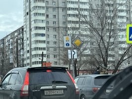 Уровень твоей дискуссии - "Мне из погреба виднее!"
Вместо того, чтобы сказать, что был не прав и подивиться идиотской конфигурации перекрёстка ты бычишь. Вот специально для тебя сфотал час назад на этом самом перекрёстке.
Но я уверен, что тебя и это не убедит.
