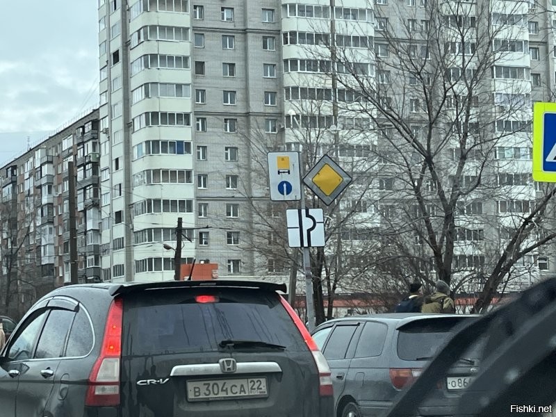 Уровень твоей дискуссии - "Мне из погреба виднее!"
Вместо того, чтобы сказать, что был не прав и подивиться идиотской конфигурации перекрёстка ты бычишь. Вот специально для тебя сфотал час назад на этом самом перекрёстке.
Но я уверен, что тебя и это не убедит.