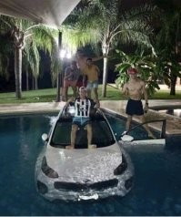 Да ладно, подумаешь тачку утопили в бассейне. Все равно тачке хана, так почему же не сфоткаться? Хотя это не действительно глупо и совсем не круто.
 Вот если бы дом горел, а они селфи делали, тогда было бы другое дело. Может не очень умно, но зато круто это точно.....