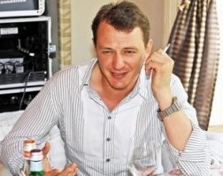 "пишет политолог Марат Башаров".
Марат Башаров как напьется, сразу превращается в политолога)))