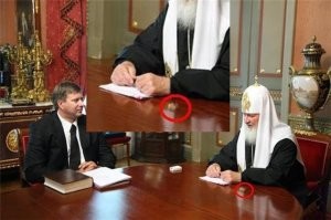 Во "Властелине колец" Гэндальф носит наручные часы, а другие персонажи   нет. Это подчеркивает то, что он намного опередил свое время

У нас тоже есть персонаж, который по должности общается с богами, носит мантию и бороду и у него есть исчезающие наручные часы. Думаю, это как то связано