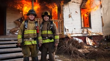 Старые дома, предназначенные под снос, часто отдают местным пожарным для тренировки.
Ничего страшного в таком селфи нет.