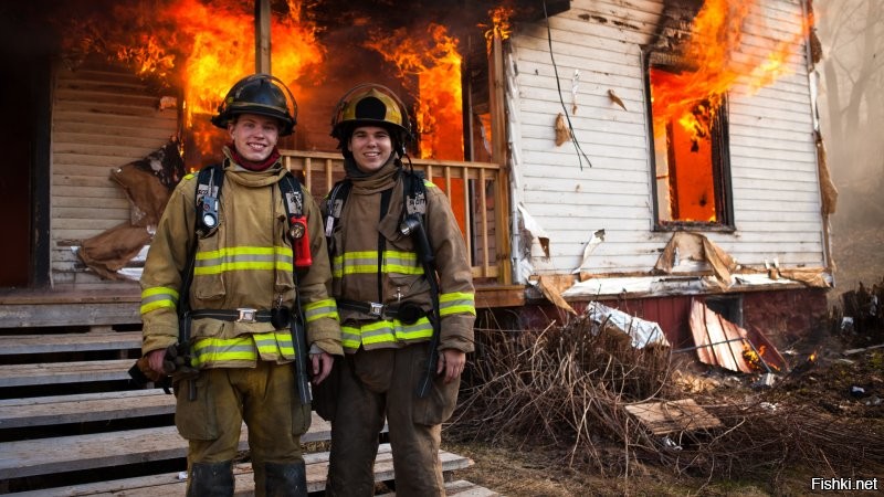 Старые дома, предназначенные под снос, часто отдают местным пожарным для тренировки.
Ничего страшного в таком селфи нет.