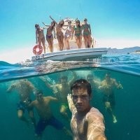 Да делов-то, завтра новую "тачку" купят... И потом в другом бассейне утопят... А потом поедут "на острова"...