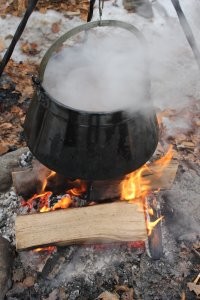 Из экзотического, что самому довелось попробовать - 

Литовские цепелины - картофельные котлеты с мясом внутри - порция две штуки, до конца доесть силу воли нужно, настолько сытно.

Закарпатский бограч - вроде бы суп, но бульон настолько крепкий (на трёх сортах мяса, вывариваемых поочерёдно- на фото), что если остынет, застывает. Паприка, фасоль, специи. 

А как называлось то блюдо, что мы ели в Корейском ресторане в Красноярске, я повторить не могу. Официантка по Русски не говорила, а Корейского я не выучил. Глиняный горшочек объёмом поменьше литра,  бульон, наструганное мясо, лапша, овощи,  вместо хлеба горячие рисовые колобки - очень вкусно. После обеда, когда появился хозяин кафе, мой приятель, расплачиваясь, пошутил- 

- Спасибо, замечательное блюдо. Собак, небось на него отлавливаете?
- Да, да, собачика. Осень выкусно...