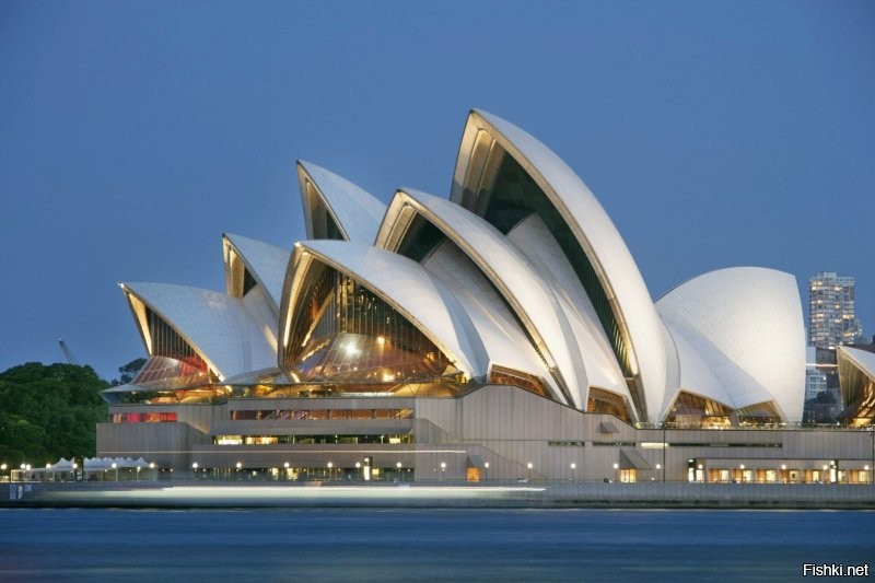 Спасибо за пост, интересно! 
Такие здания еще называют "аттракционами" и основная цель их постройки - привлечение туристов. Первым подобным "аттракционом" было здание Сиднейского оперного театра.