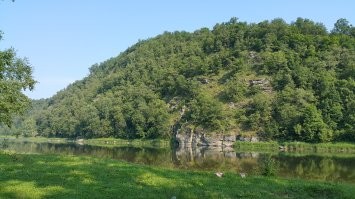 Это Инзер в Башкирии. Потрясающие места. Вода чистая как слеза и горы, покрытые лесом. Каждый год сплавляюсь 2-3 раза по Инзеру по разным участкам реки. Фантастические места!