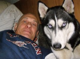 В июне умерла собака, которую сын подарил мне с выходом на пенсию десять лет назад, чтобы не было так одиноко. 
Очень тяжело перенёс я её смерть.
Теперь точно никаких животных.