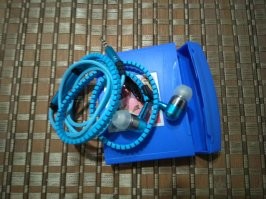 Ничего не цепляется. Храню их в коробочке от таблеток.