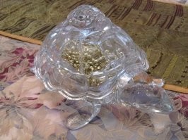 У меня вот такая хрустальная черепаха-конфетница.
