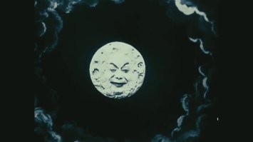 NASA опубликовало снимок «улыбающегося» Солнца