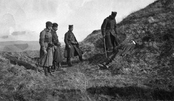 Казнь сербами австрийского шпиона времена 1 мировой войны,место действия Балканы