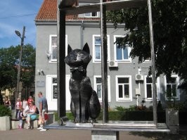 В Зеленоградске более индивидуальные и даже колоритные скульптуры котов. Жених и невеста около ЗАГСа. Прусский кот возле музея Мурариум. Там и сторож есть )))  Зеленоградский кот в окне. Это ещё и детская карусель. Ну а кому очень хочется девушек увидеть, то вот Бегущая по волнам. Освещает ночью путь.