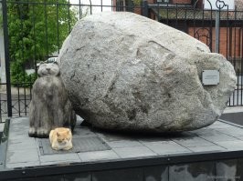 В Зеленоградске более индивидуальные и даже колоритные скульптуры котов. Жених и невеста около ЗАГСа. Прусский кот возле музея Мурариум. Там и сторож есть )))  Зеленоградский кот в окне. Это ещё и детская карусель. Ну а кому очень хочется девушек увидеть, то вот Бегущая по волнам. Освещает ночью путь.