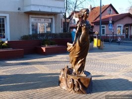 В Зеленоградске более индивидуальные и даже колоритные скульптуры котов. Жених и невеста около ЗАГСа. Прусский кот возле музея Мурариум. Там и сторож есть )))  Зеленоградский кот в окне. Это ещё и детская карусель. Ну а кому очень хочется девушек увидеть, то вот Бегущая по волнам. Освещает ночью путь.