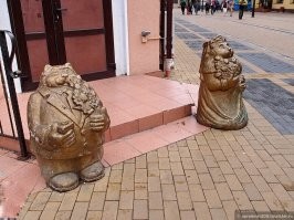 В Зеленоградске более индивидуальные и даже колоритные скульптуры котов. Жених и невеста около ЗАГСа. Прусский кот возле музея Мурариум. Там и сторож есть )))  Зеленоградский кот в окне. Это ещё и детская карусель. Ну а кому очень хочется девушек увидеть, то вот Бегущая по волнам. Освещает ночью путь.