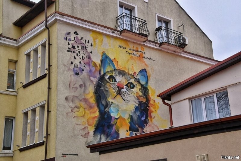 Ну, дык... Туристов заманиваем.  А закаты... Это нет просто слов какие закаты. Вот буквально вчера. А у котов есть котофейня и котовые особняки для проживания. Котов не только ваяем, но и рисуем и даже мозаики выкладываем. Ну и живых... тьма-тьмущая. И все при деле.)))) Есть коты пляжные. Есть смотритель Вечного Огня у мемориала. Есть Просто Красавица на Курортном проспекте. Есть слаженная банда вымогателей вкусняшек. Есть сторож паркового моста и аниматор в кафе у моря.