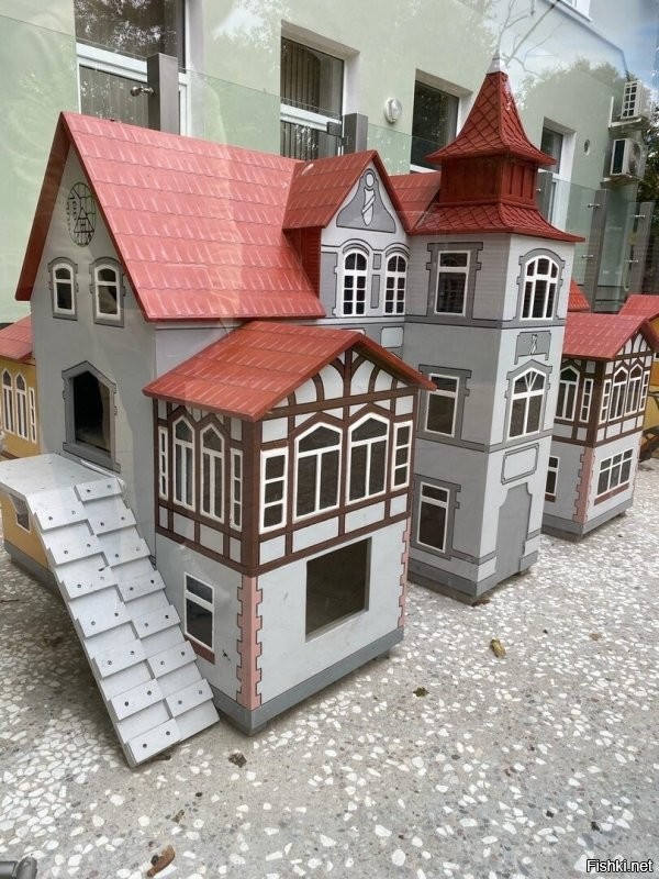 Ну, дык... Туристов заманиваем.  А закаты... Это нет просто слов какие закаты. Вот буквально вчера. А у котов есть котофейня и котовые особняки для проживания. Котов не только ваяем, но и рисуем и даже мозаики выкладываем. Ну и живых... тьма-тьмущая. И все при деле.)))) Есть коты пляжные. Есть смотритель Вечного Огня у мемориала. Есть Просто Красавица на Курортном проспекте. Есть слаженная банда вымогателей вкусняшек. Есть сторож паркового моста и аниматор в кафе у моря.