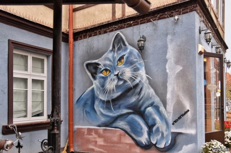 Ну, дык... Туристов заманиваем.  А закаты... Это нет просто слов какие закаты. Вот буквально вчера. А у котов есть котофейня и котовые особняки для проживания. Котов не только ваяем, но и рисуем и даже мозаики выкладываем. Ну и живых... тьма-тьмущая. И все при деле.)))) Есть коты пляжные. Есть смотритель Вечного Огня у мемориала. Есть Просто Красавица на Курортном проспекте. Есть слаженная банда вымогателей вкусняшек. Есть сторож паркового моста и аниматор в кафе у моря.