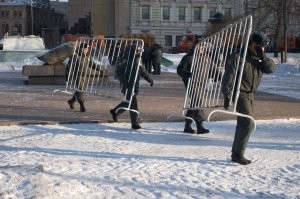 Тут не  люди виноваты, многие могут просто оказаться в толпе и не иметь возможности выбраться и их затопчут. Тут явный косяк правления города, кто на празднование не организовал регулирование пешеходов по улицам. Обычно привлекают полицию, которая во первых следит за порядком на массовых мероприятиях, во вторых, в случае крупного скопления людей на локации, должна ограничивать туда поступление новых, и по возможности как-то выводить уже имеющихся. Для этого надо заранее иметь план улиц, просчитать кол-во людей, объяснить полицейским кто и где должен находиться и как действовать в случае ЧП.
Произойти может разное,  допусти дождь пошёл и все ломанулись в метро - будет давка, или кто-то петарду кинул, люди подумали что стреляют - и побежали толпой, или да.. местный Ургант начнёт раздавать автографы в кафе и все побегут туда. Вариантов тьма.
Поэтому такая трагическая гибель людей в одной локации в мирное время, да ещё и во время запланированного мероприятия - это не люди виноваты,  это виноваты те, кто за  этих людей отвечает. Не знаю кто у них там, мэр города, начальник полиции или местного МЧС, но по  хорошему за такое надо на долгие срока сажать всех причастных, кто заранее не смог догадаться, что на массовом мероприятии может  возникнуть давка.  А такие трагедии, со времён Древнего Рима известны, когда от пожара или просто в спешке, люди гибли в проходах Колизея. И если в 2022 году, у тебя населённый пункт, массовое скопление людей, а ты на должности не готов к самому очевидному - то это преступная халатность, повлекшая за собой смерть нескольких человек. Не знаю как в Корее, но это очень тяжкое преступление местных чиновников. Как минимум, это не один человек решает, планирует и организовывает, это совместная работа нескольких ведомств, и раз никто из них не возмутился, и не запретил проведение праздника (а  это много кто можете сделать, начиная от полиции, заканчивая сан эпидем станцией), то соответственно  должностные лица в равной степени должны нести наказание.
Но, у них там тоже вроде как капитализм, так что думаю, найдут одного козла отпущения, на которого всех собак повесят, а остальные дальше  будут на свободе.. ну максимум какая-то шишка в отставку уйдёт на безбедную пенсию. А людей уже не вернуть.. это не только трупы, это ещё и семьи которые остались без родного человека, и горе страшное теперь у них на долгие года.
Соболезную я корейцам. Страшно всё это.