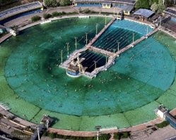 По поводу дворца советов - во первых выяснилось, что грунты на месте взорванного храма Христа Спасителя не удержат проектируемую конструкцию. Во вторых - Москва хоть и солнечнее питера, но Ленин постоянно был бы в облаках. В общем построили вот это.