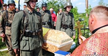 Что хохлюшечка, подгарает?  Таскать вам не перетаскать.

Электричество наконец то включили?