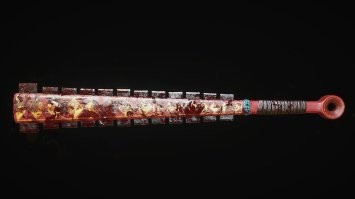 Это не "реконструкция", а скорее "стилизация". Так обработать обсидиан тогда не могли.
На самом деле там использовались осколки обсидиана, которые действительно обладают бритвенной остротой. Чтобы понять, как эти осколки выглядели, нужно посмотреть на каменные орудия эпохи неолита. 
под каждый осколок выдалбливалась индивидуально довольно глубокая щель, в которую он погружался примерно на две трети. Предварительно в выдолбленные щели заливалась смола, которая твердела "по месту. Снаружи торчала узкая полоска - этакая "микро-пила". Поэтому они так легко не выкрашивались
Также надо понимать технику применения макуауитля. 
Бритвенно-острым обычно оружием не рубят, им режут. 
Скорее всего это не были увесистые рубящие удары, а режущие "проводки", с движением локтя к себе на последнем этапе. Это позволяло не портить оружие и в тоже время вызвать у противника обильную кровопотерю.
Кроме того, ацтеки и майя обычно старались захватить врага живьём для последующего жертвоприношения. Поэтому они использовали оглушающие удары плашмя, или тупые макуауитли без лезвий.
Ниже - более правдоподобная реконструкция.