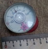 У нас был вот такой. На присоске
Присоска была из жесткой резины и не держала
Сам термометр температуру не показывал. Точнее показывал всегда 22 градуса, хоть на улицу его выноси хоть в холодильник ставь..