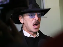 Женщина, которой идут усы