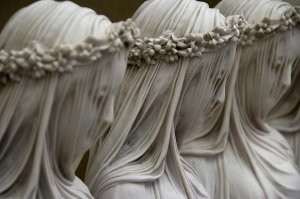 Все скульптуры шикарные, на редкость, не нашел ничего, что бы не понравилось... Хотелось бы добавить "мраморные вуали и кружева"