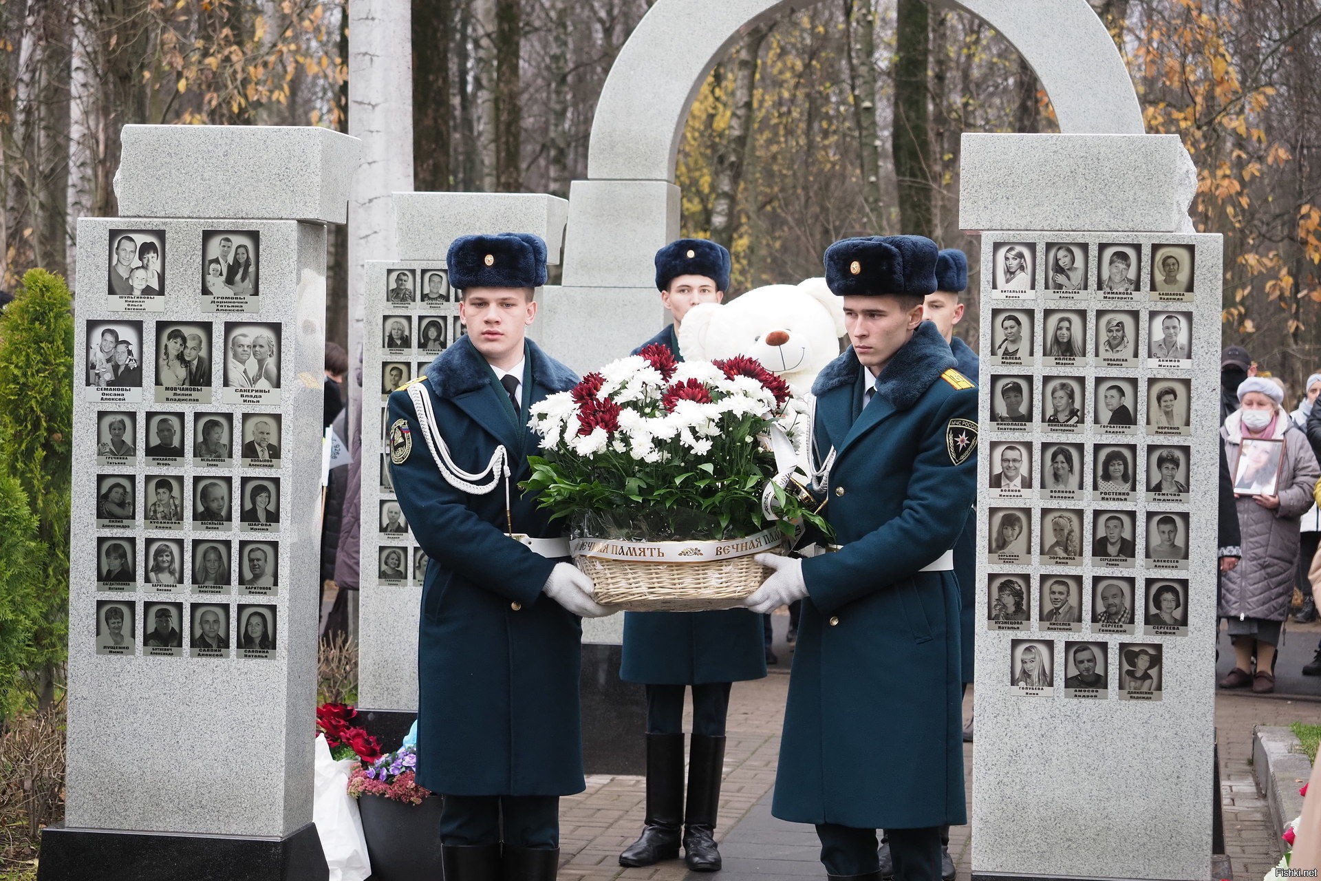 5 октября 2015 г. Мемориал в Петербурге жертвам над Синайским полуостровом. Серафимовское кладбище в Санкт-Петербурге а 321. Серафимовское кладбище в Санкт-Петербурге мемориал. Серафимовское кладбище памятник авиакатастрофа.