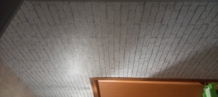 Это обои такие. У меня вот кирпич типа. Еще не доделано пока. Там потолки и двери на подходе.