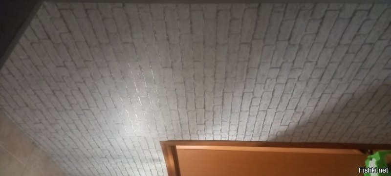Это обои такие. У меня вот кирпич типа. Еще не доделано пока. Там потолки и двери на подходе.