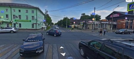 Там нет полосы поворачивающей на право, там по сути одна полоса для проезда прямо налево и направо, ланос мог двигаться в любом направлении, в любом городе есть местные правила, люди привыкли так ездить и в это месте водители делят полосу на две, тем кому надо прямо и тем кому на лево. вот фото с яндекс карт со стороны встречного движения, там есть стрелка налево, а с другой стороны стрелки направо нет.